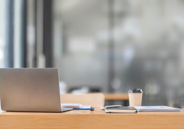 [ENTREVISTA] Funcionários estão presentes fisicamente no trabalho, mas pouco produtivos. Entenda o que é o presenteísmo e como driblá-lo.