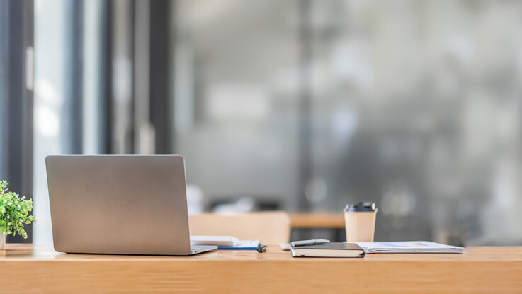 [ENTREVISTA] Funcionários estão presentes fisicamente no trabalho, mas pouco produtivos. Entenda o que é o presenteísmo e como driblá-lo.